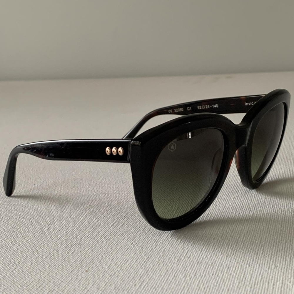 Authentic Taylor Morris women's black sunglasses in excellent condition!